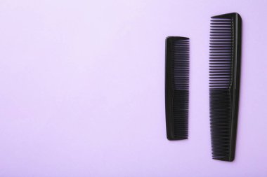 Mor arka planda iki tarak. Saç taramak için bir cihaz. Üst görünüm
