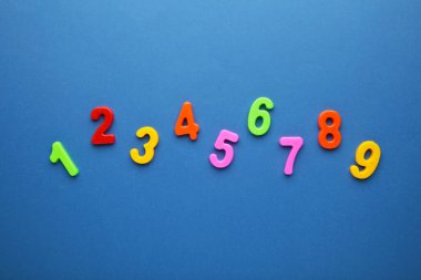 Mavi arka planda manyetik çok renkli figürler. Okula dönelim. Üst görünüm.