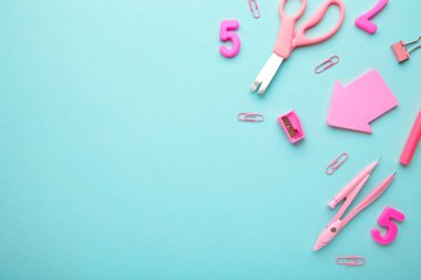 Okul malzemeleri mavi arka planda fotokopi alanında. Üst görünüm.