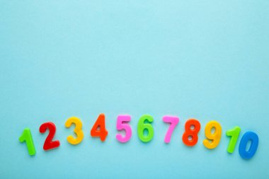 Mavi arka planda manyetik çok renkli figürler. Okula dönelim. Üst görünüm.