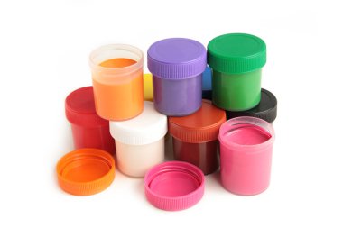 Beyaz arka planda izole edilmiş renkli guaj kavanozları. Üst görünüm.