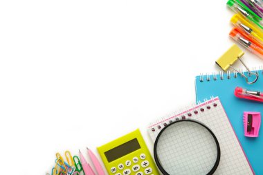 Okul malzemeleri beyaz arka planda izole edilmiş. Okul konseptine geri dönelim. Üst görünüm.