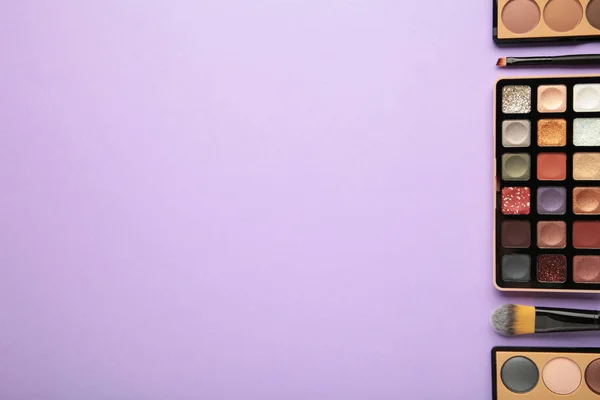 Set Cosméticos Decorativos Sobre Fondo Púrpura Vista Superior — Foto de Stock