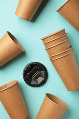 Mavi arka planda tek kullanımlık kağıt bardaklar. Üst görünüm.