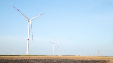 Yenilenebilir elektrik üretimi için yel değirmenleri grubu