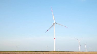 Yenilenebilir elektrik üretimi için yel değirmenleri grubu