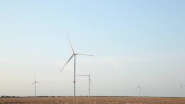 Yenilenebilir elektrik üretimi için yel değirmenleri grubu