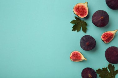 Mavi arka planda taze incir. Üst görünüm.