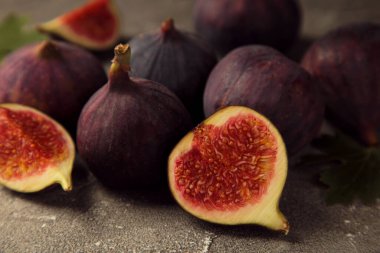 Gri arka planda taze incir. Üst görünüm.