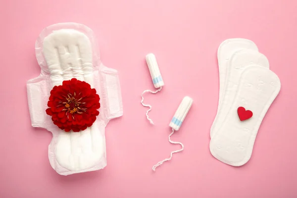 Tampones Almohadillas Menstruales Sobre Fondo Rosa Una Flor Rosa Encuentra — Foto de Stock