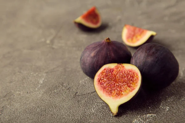 Gri arka planda taze incir. Üst görünüm.