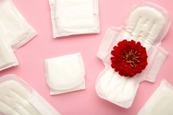 Almohadillas Menstruales Sobre Fondo Rosa Una Flor Rosa Encuentra Una — Foto de Stock