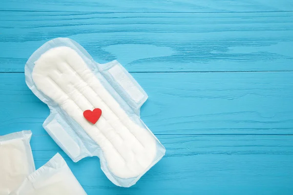 Almohadillas Menstruales Sobre Fondo Azul Ciclo Menstruación Higiene Protección Corazón — Foto de Stock