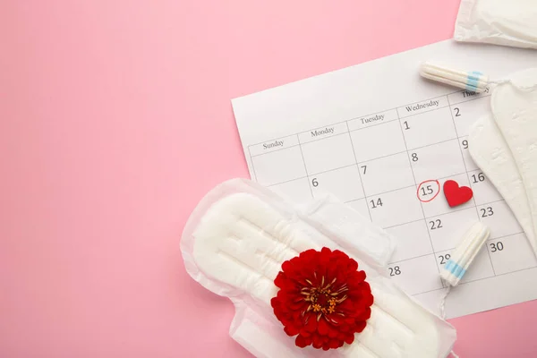 Menstruationskalender Mit Wattestäbchen Und Einlagen Kritische Tage Für Frauen Hygieneschutz — Stockfoto