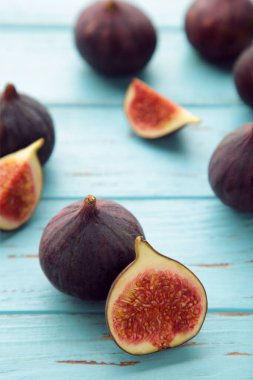 Mavi ahşap arka planda taze incir. Üst görünüm.