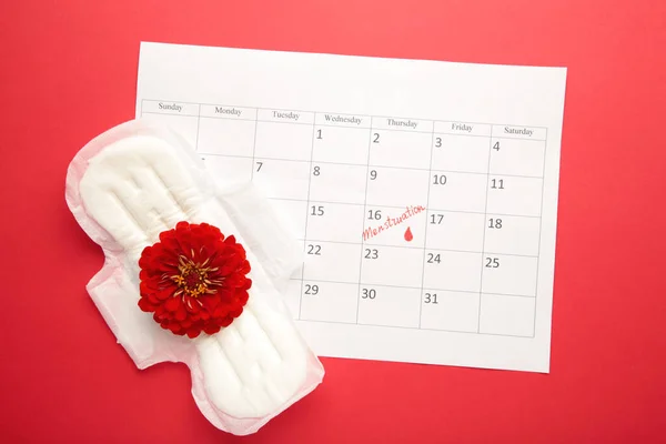 Menstruationskalender Mit Blöcken Auf Rotem Hintergrund Kritische Tage Für Frauen — Stockfoto