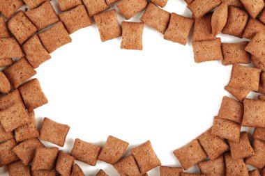 Beyaz arka planda izole edilmiş çikolatalı mısır pedleri. Mısır gevreği. Üst görünüm