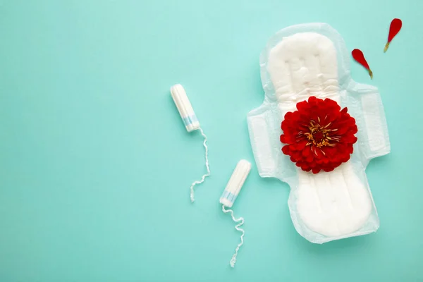 Vista Superior Almohadillas Menstruales Tampón Con Flor Roja Sobre Fondo — Foto de Stock