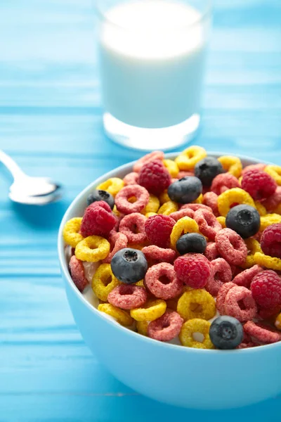 Colazione Con Corn Flakes Latte Bacche Sfondo Blu Vista Dall — Foto Stock