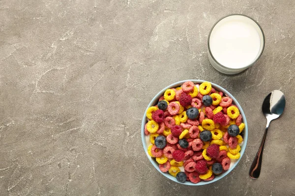 Petit Déjeuner Avec Flocons Maïs Lait Baies Sur Fond Gris — Photo