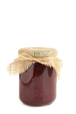 Beyaz arka planda kiraz reçelli kavanoz. Üst görünüm