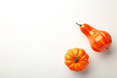 Yaratıcı sonbahar kompozisyonu. Gri arka planda turuncu balkabakları. Üst görünüm