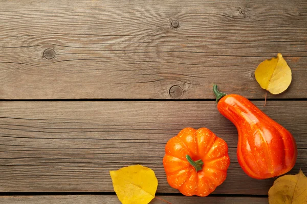 Kreative Herbstkomposition Orangefarbene Kürbisse Mit Blättern Auf Grauem Holzgrund Ansicht — Stockfoto