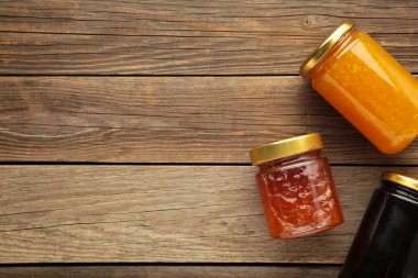 Gri arkaplanda bir sürü reçel var. Üst görünüm