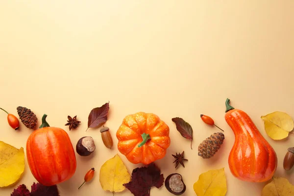 Kreative Herbstkomposition Orangefarbene Kürbisse Mit Blättern Auf Beigem Hintergrund Ansicht — Stockfoto