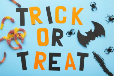 Mavinin geçmişi şaka mı şeker mi? Cadılar Bayramı konsepti Üst görünüm