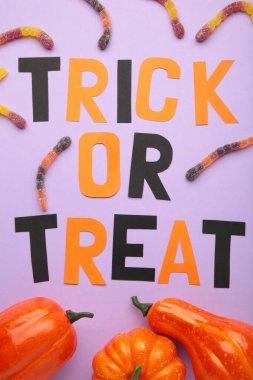 Mavinin geçmişi şaka mı şeker mi? Cadılar Bayramı konsepti Üst görünüm