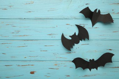 Mavi arka planda yarasalar olan Cadılar Bayramı kompozisyonu. Üst görünüm