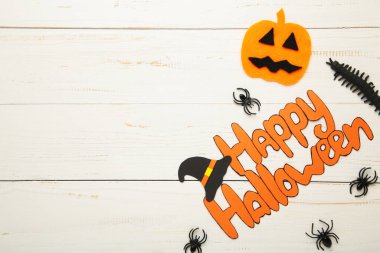 Beyaz arka planda örümcekler ve yarasalar olan Cadılar Bayramı kompozisyonu. Üst görünüm