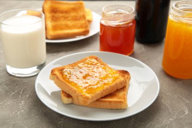 Grinin üstünde kahvaltıda reçelli tost. Üst görünüm