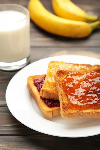 Tostadas Dulces Con Mermelada Fruta Con Leche Para Desayuno Vista —  Fotos de Stock