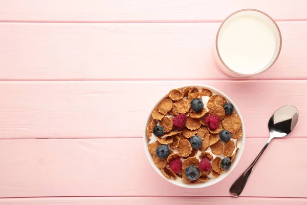 Завтрак Кукурузными Хлопьями Молоком Ягодами Розовом Фоне Вид Сверху — стоковое фото