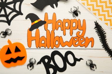 Beyaz arka planda yarasalar ve balkabaklarıyla Cadılar Bayramı kompozisyonu. Üst Manzara. Dikey fotoğraf.