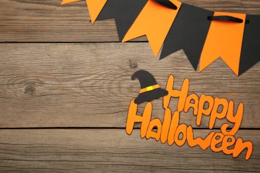 Gri ahşap arka planda Mutlu Cadılar Bayramı yazıları. Üst görünüm