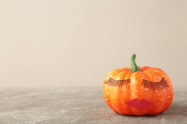 Makyajlı Cadılar Bayramı kabağı. Asgari tatil sezonu konsepti. en üstteki görünüm