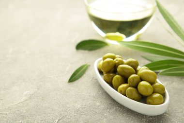 Gri arka planda zeytin yağı. Üst görünüm