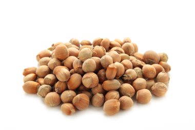 Fındıklar beyaz arkaplanda izole.