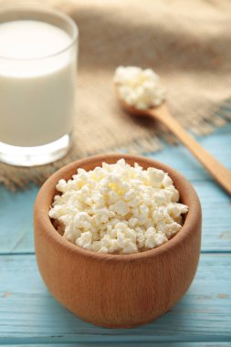 Kahvaltı için süzme peynir ve süt mavi arka planda kasede. Üst görünüm