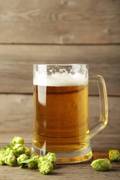 Glass Fresh Beer Green Hops Grey Background Top View — Stock Photo, Image