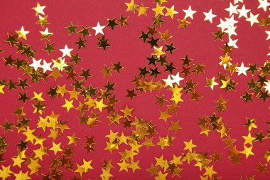 Kırmızı arka planda altın parıltılı yıldızlar. Üst görünüm