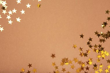 Kahverengi arka planda altın parıltılı yıldızlar. Üst görünüm