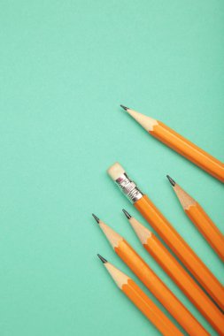 Nane arkaplanda silgi olan çizgili kalem. Okul kırtasiyesi. Üst görünüm