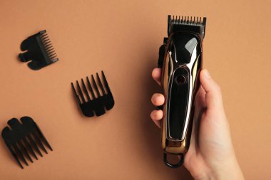 Kahverengi arka planda saç makası. Modern saç makası. Üst görünüm