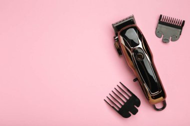 Pembe arka planda saç makası. Modern saç makası. Üst görünüm