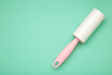 Kumaşlar temiz iplik fırçası ve nane arkaplanda kağıt rulo. Metin için boşluk