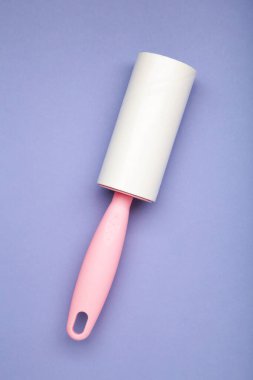 Kumaş kumaşlar, mor arka planda kağıt rulo ile daha temiz pamuk fırçası. Dikey fotoğraf